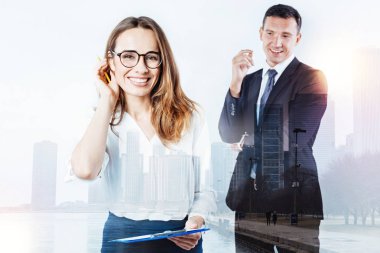 Neşeli kadın onun meslektaşım duran süre gülümseyen