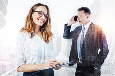 Verimli bir gün genç bir akıllı takım yöneticileri için