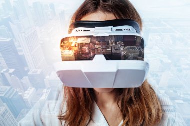 İnanılmaz sanal gerçeklik gözlüklü genç kadın