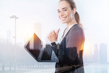 Mutlu genç çalışanı ile bir laptop arıyorum memnun