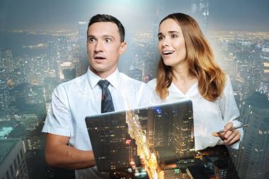 Şaşırmış gibi meslektaşları önünde dikiliyorsun