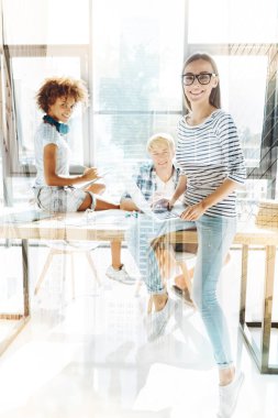 Memnun meslektaş ofiste çalışan