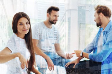 Pozitif kadın sandalyede oturuyor