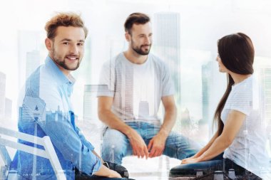 Yakışıklı adam uzman psikolog gülümseyen