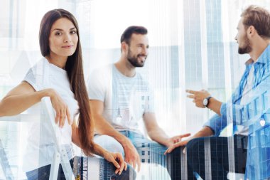 Güzel kadın arkadaşlarıyla oturuyordu