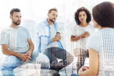 Üzgün arkadaş psikolojik randevu sahip