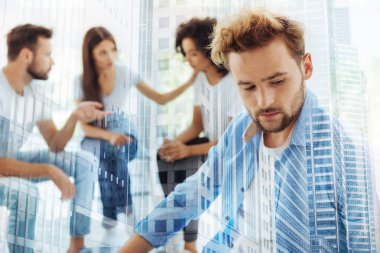 Üzgün sakallı adam ziyaret psikolog