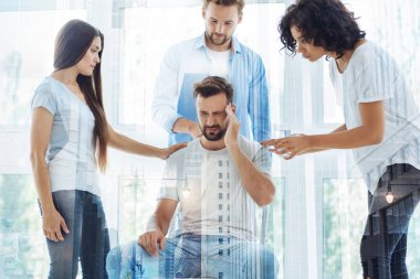 Gergin adam korkunç baş ağrısı olması