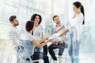 Psikolojik test sonuçlarını istemcilere bir pozitif kadın