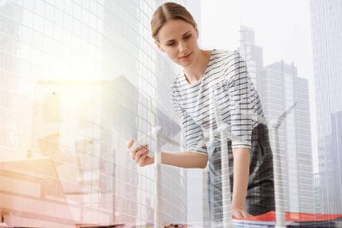 Mühendislik proje üzerinde çalışan güzel profesyonel kadın