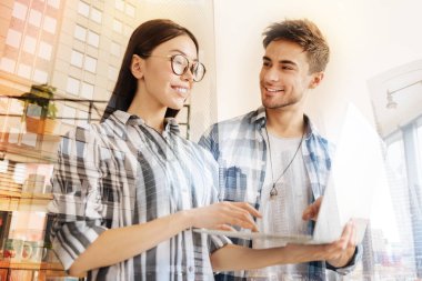 Ekrana bakarak çok güzel Çift