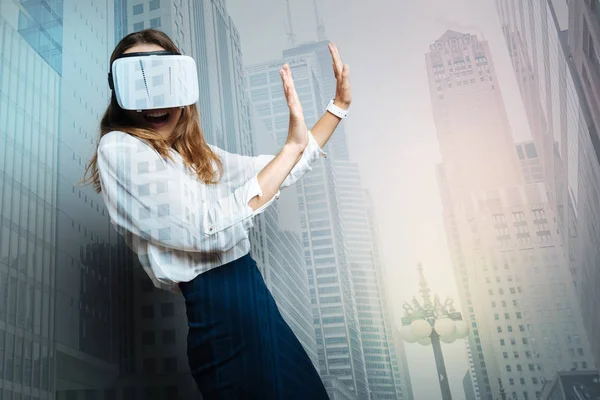 Mujer joven agradable experimentar la realidad virtual — Foto de Stock