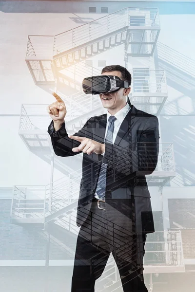 Alegre hombre encantado experimentando la realidad virtual — Foto de Stock