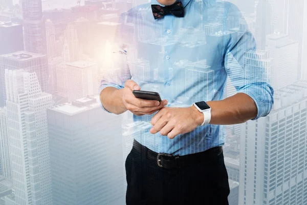 Bir smartwatch giyen bir işadamı yakın çekim — Stok fotoğraf