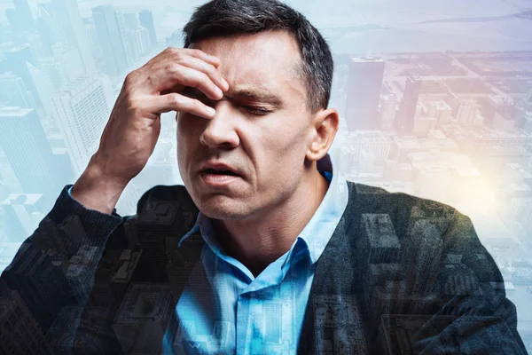 Сумний депресивний чоловік має головний біль — стокове фото
