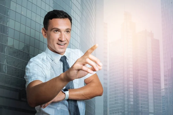 Encantado hombre positivo señalando con su mano — Foto de Stock