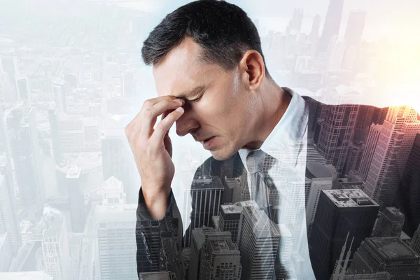 Trabalhador de escritório grave que sofre de dor de cabeça terrível — Fotografia de Stock
