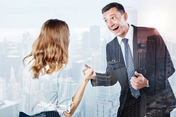 Hombre triunfante estrechando la mano con su compañero de trabajo — Foto de Stock