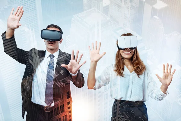 Jóvenes divirtiéndose con dispositivo de realidad virtual — Foto de Stock