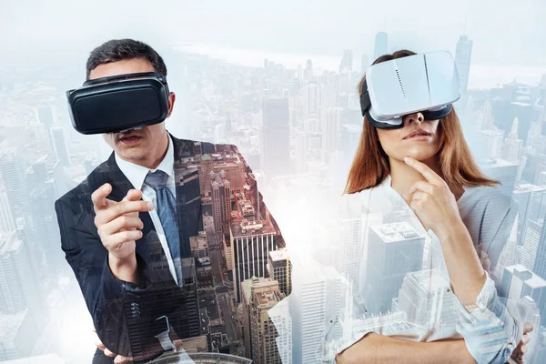 Progresszív kollégák segítségével virtuális valóság eszköz — Stock Fotó