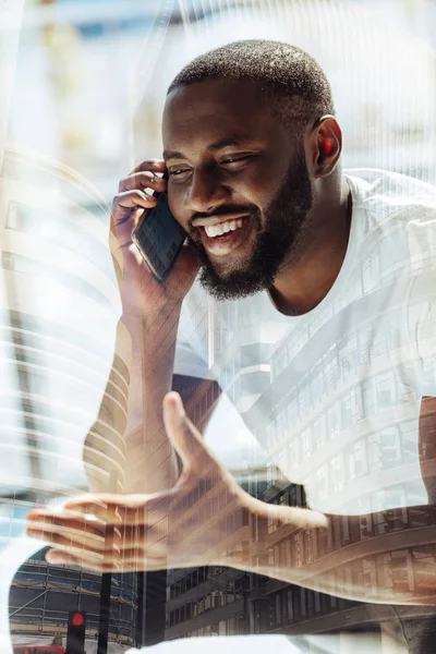 Homem barbudo sorrindo falando ao telefone — Fotografia de Stock