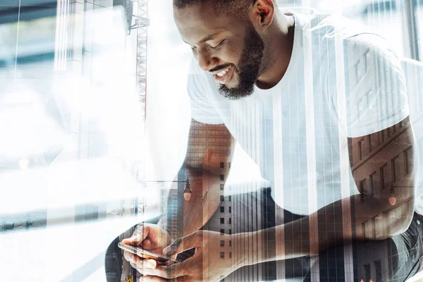 Hombre barbudo positivo usando teléfono móvil — Foto de Stock