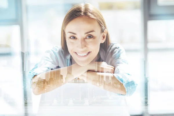 Primer plano de la mujer de negocios optimista — Foto de Stock