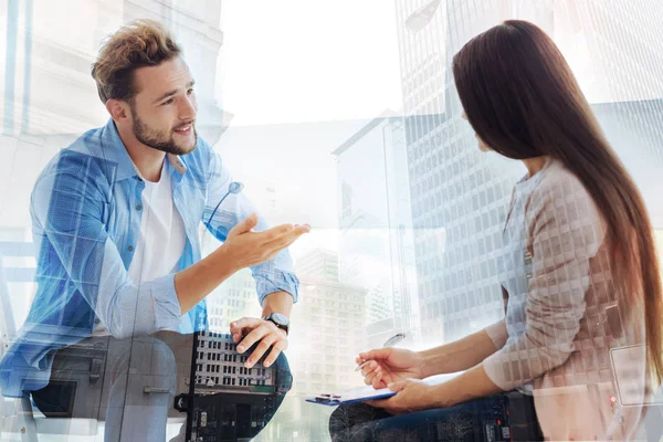 Agradable hombre teniendo psicólogos consulta — Foto de Stock