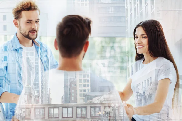 Arkadaşlar gülümseyen yakın çekim