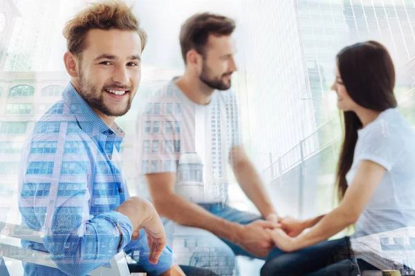 Primer plano del hombre encantado mirándote — Foto de Stock