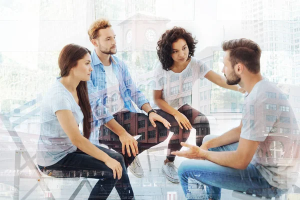 Cuidadosos colegas apoyando a su amigo — Foto de Stock