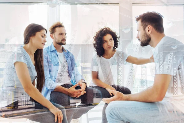 Grupo de amigos expresando simpatía — Foto de Stock