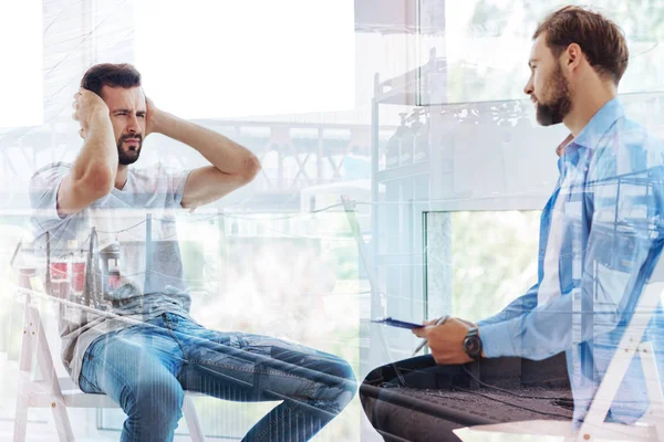 Hombre barbudo decepcionado cubriendo las orejas con brazos — Foto de Stock