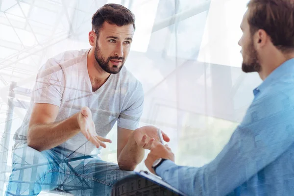 Stilig skäggig man förklarar hans problem att psykiater — Stockfoto