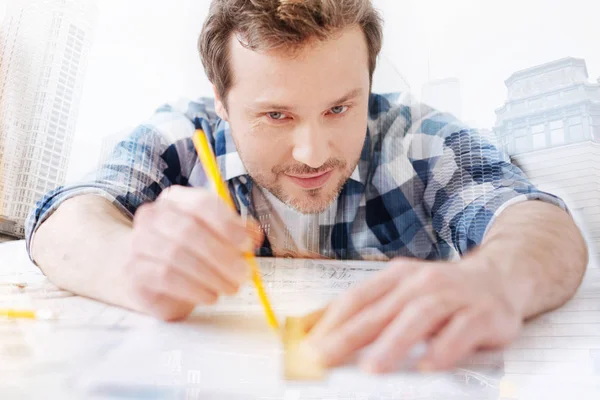 Ingeniero talentoso usando un lápiz y una regla — Foto de Stock