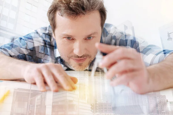 Ingeniero atento usando brújulas — Foto de Stock