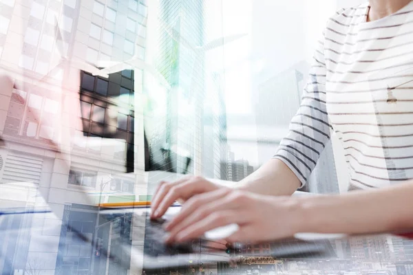 Nette Frau tippt im Büro — Stockfoto