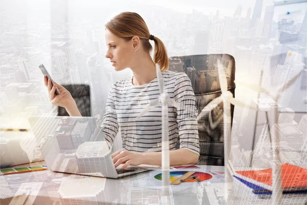 Mooie vrouwelijke eco ingenieur haar berichten controleren — Stockfoto