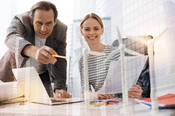 Ingenieros profesionales sonrientes trabajando en la oficina — Foto de Stock