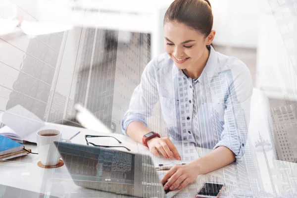 Örömteli szakmai nő használ laptop az irodában — Stock Fotó