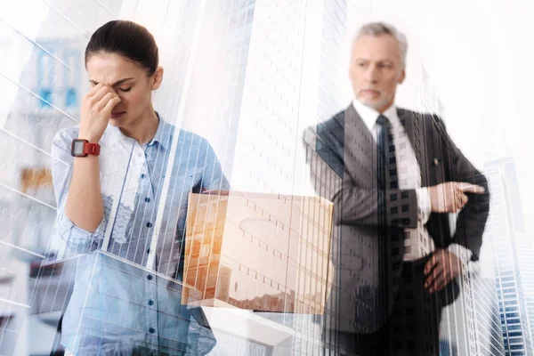 Junge arbeitslose Frau weint im Büro — Stockfoto