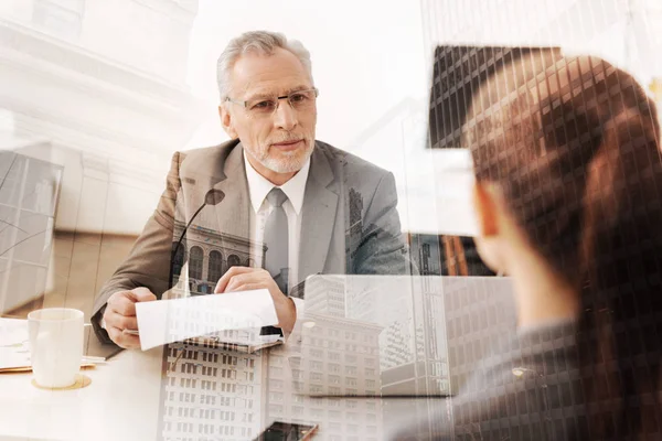 Gerente de RH adulto positivo conduzindo uma entrevista de emprego — Fotografia de Stock