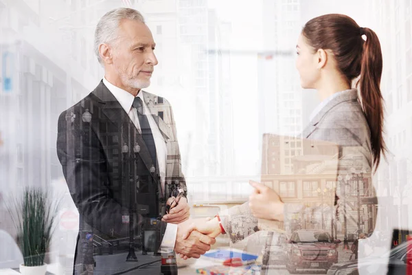 Positieve professionele collega's hebben een stevige handdruk — Stockfoto