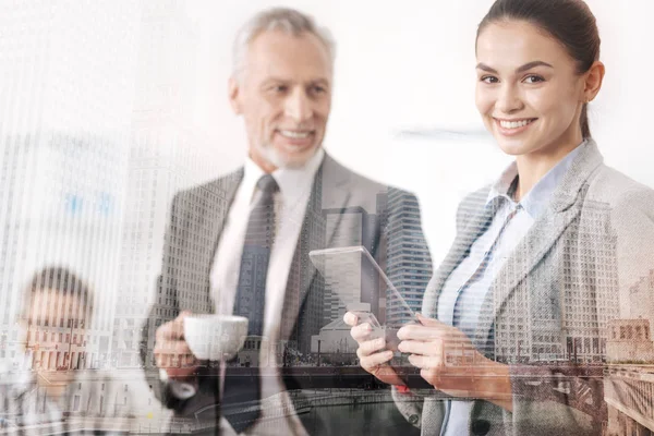 Positivo agradable mujer de negocios utilizando tableta en la oficina —  Fotos de Stock