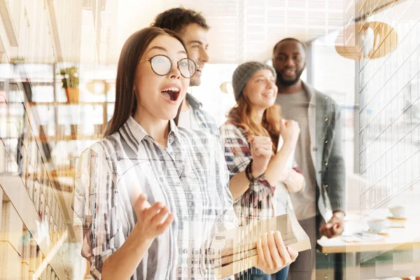 Sonrientes colegas sorprendidos — Foto de Stock