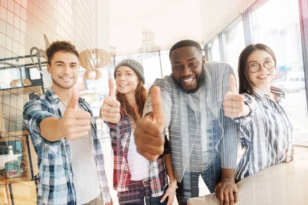 Başparmak uydurarak mutlu takım