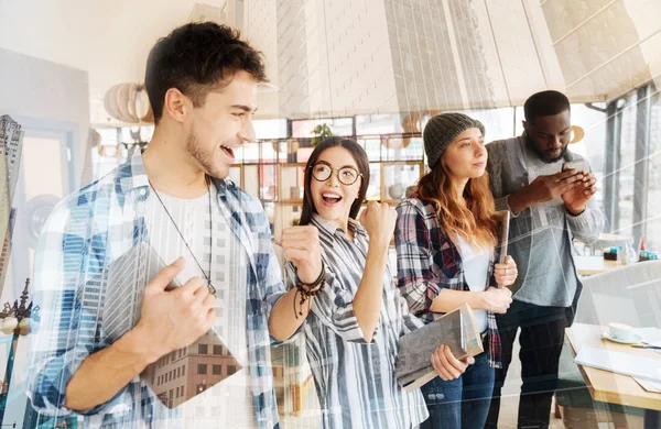 Zaferden sonra mutlu duygu olumlu iş arkadaşları