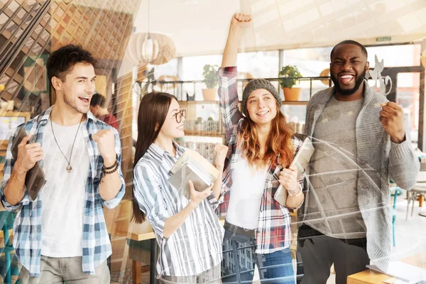 Estudantes otimistas comemorando o fim do dia — Fotografia de Stock