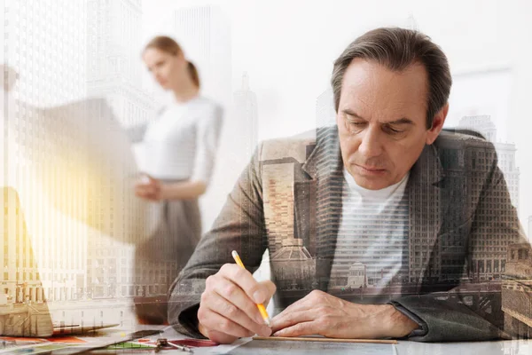 Engenheiro masculino experiente e concentrado sentado à mesa — Fotografia de Stock