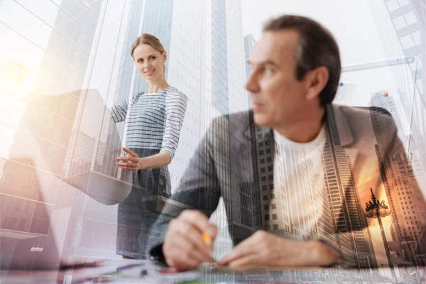 Positieve vrouwelijke ingenieur een blauwdruk te houden — Stockfoto